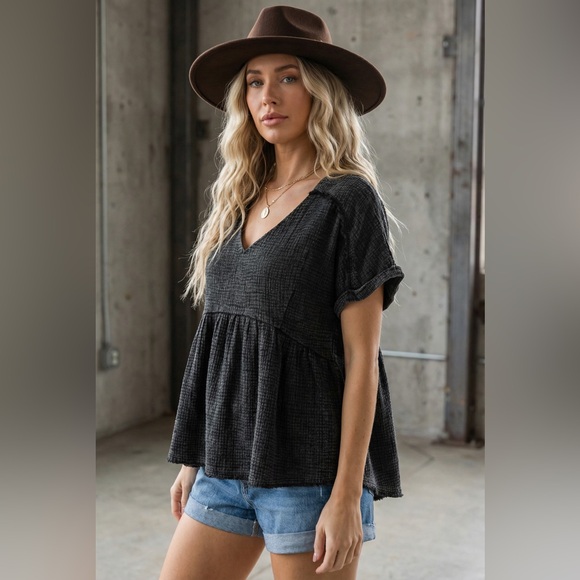 NWT UMGEE Mineral Wash V-Neck Baby Doll Top with Fray Details & Folded Sleeves - Picture 2 of 7